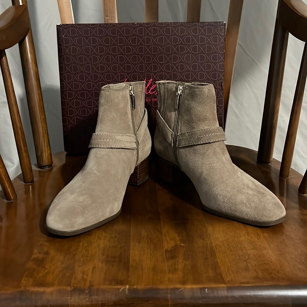 Essex Lane tan suede zippered ankle boots Size 9M NWOT